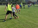 Laatste training S.K.N.W.K. JO9-1 van seizoen 2021-2022 (partijtje tegen de ouders) (31/71)